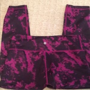Lululemon Splash magenta and black crop leggings